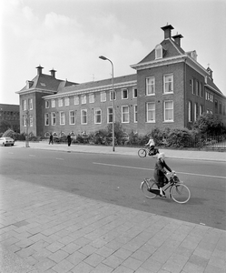 855738 Gezicht op de voorgevel van het Bejaardentehuis Kanaalstraat (Kanaalstraat 195-197) te Utrecht.